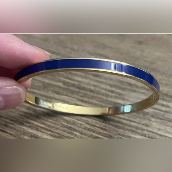 Kate Spade New York Women's Idiom “A BLUE STREAK” Navy /Gold Bangle Bracelet EUC - Picture 2 of 5